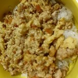 余ったそぼろで卵とじ丼